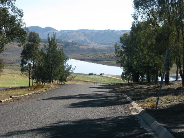 Cudgegong Waters Park - Rylstone: Road leading down to Windamere Dam