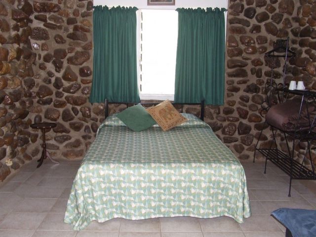 Sapphire Caravan Park - Sapphire: Cabin bedroom