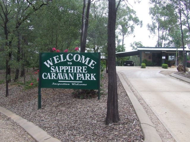 Sapphire Caravan Park - Sapphire: Sapphire Caravan Park welcome sign with office in the distance