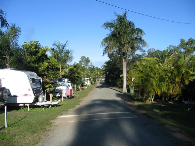Tropicana Caravan Park - Sarina: Good paved roads throughout the park