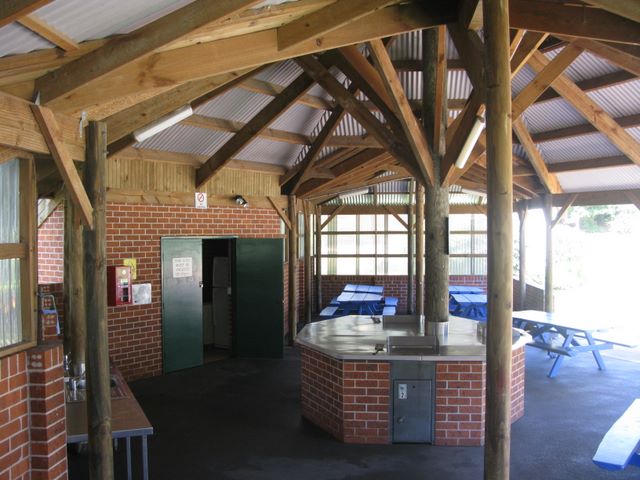 Sawtell Beach Holiday Park - Sawtell: Interior of camp kitchen