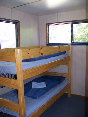 Seven Mile Beach Cabin and Caravan Park - Seven Mile Beach: Double bunk beds in cottage.