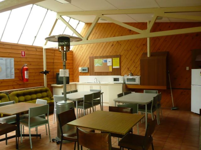 Goulburn River Tourist Park - Seymour: Interior of camp kitchen