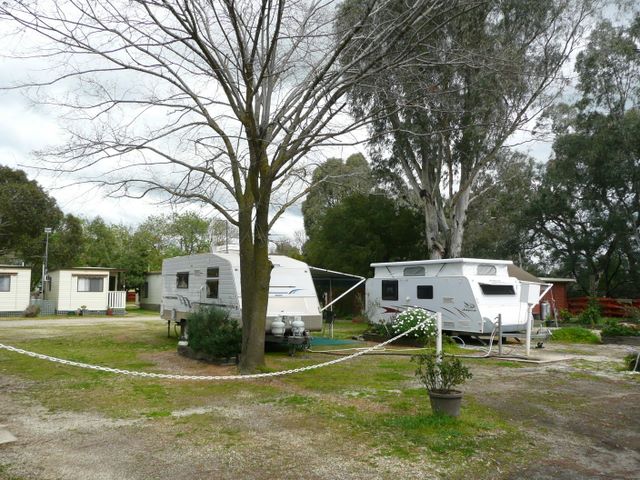 Highlands Caravan Park - Seymour: Powered sites for caravans