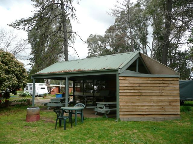 Highlands Caravan Park - Seymour: Camp kitchen and BBQ area