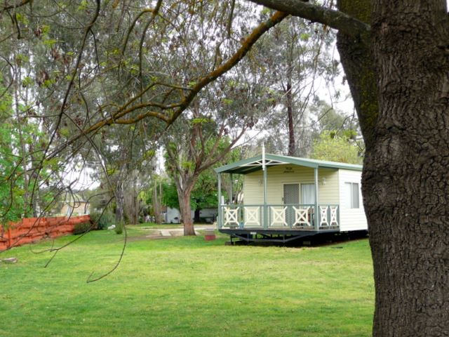 Highlands Caravan Park - Seymour: Deluxe villa for rent