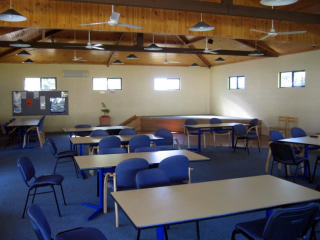 Shoal Bay Holiday Park - Shoal Bay: Recreation and dining area