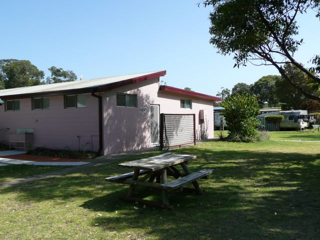 Tall Timbers Caravan Park - Shoalhaven Heads: Amenities block and laundry