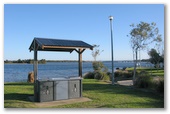 Shoalhaven Heads Tourist Park - Shoalhaven Heads: Riverside BBQ in park directly in front of the Tourist Park.