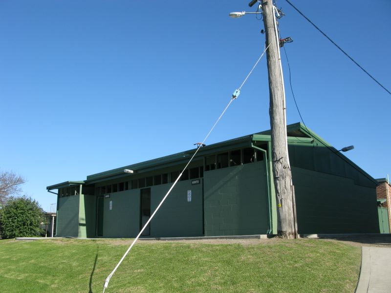 Shoalhaven Ski Park / North Nowra River Front Caravan Park - North Nowra: Amenities block and laundry