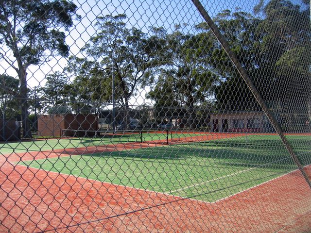 Soldiers Point Holiday Park - Soldiers Point: Tennis courts are directly opposite the park