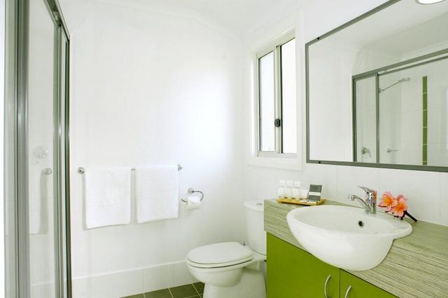 South West Rocks Tourist Park - South West Rocks: Bathroom in luxury villa