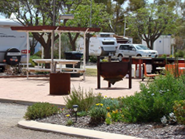 Southern Cross Caravan Park - Southern Cross: Powered sites for caravans and Sheltered outdoor BBQ