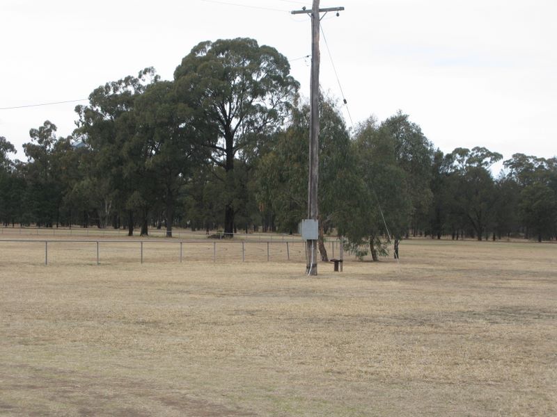 Spring Ridge Showground - Spring Ridge: The power pole did have power when I checked.  If you want to use power you should check at the Post Office down the road to see if fees apply.