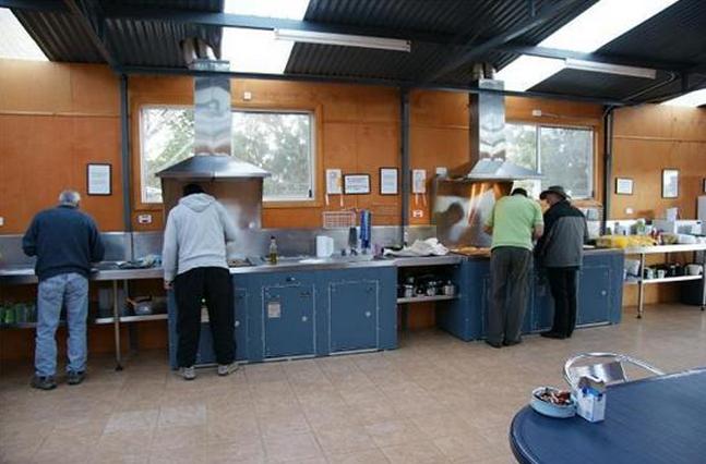 BIG4 St Helens Holiday Park - St Helens: Interior of camp kitchen