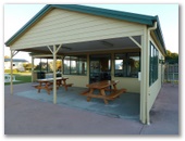 Stanley Cabin and Tourist Park - Stanley: Camp kitchen and BBQ area