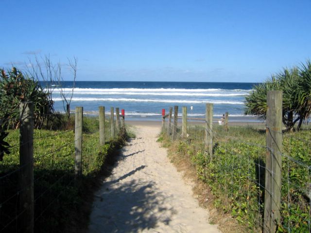 Coolum Beach Caravan Park - Coolum Beach: Direct access to the beach