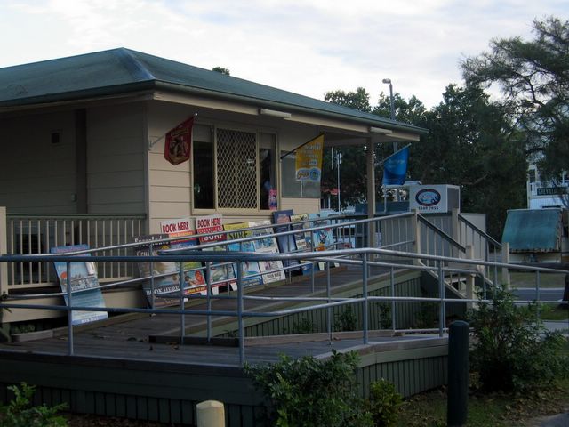 Noosa River Caravan Park - Noosaville: Newsagency and shop at the entrance to the park