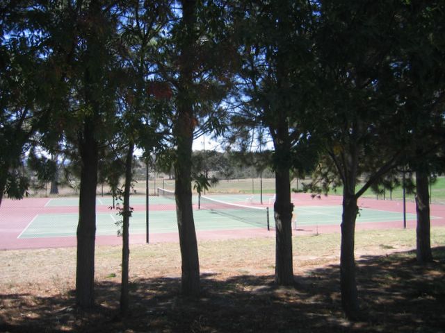 Eaglehawk Holiday Park - Sutton: Tennis courts
