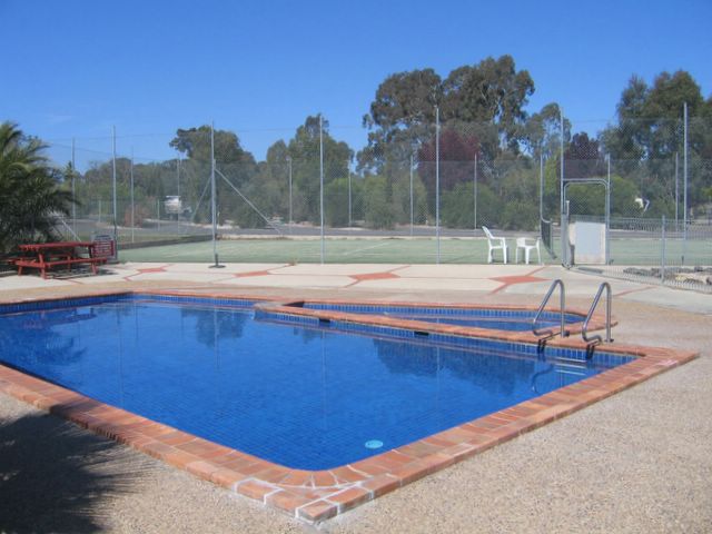 Capital Country Holiday Village - Sutton: Swimming pool and tennis court