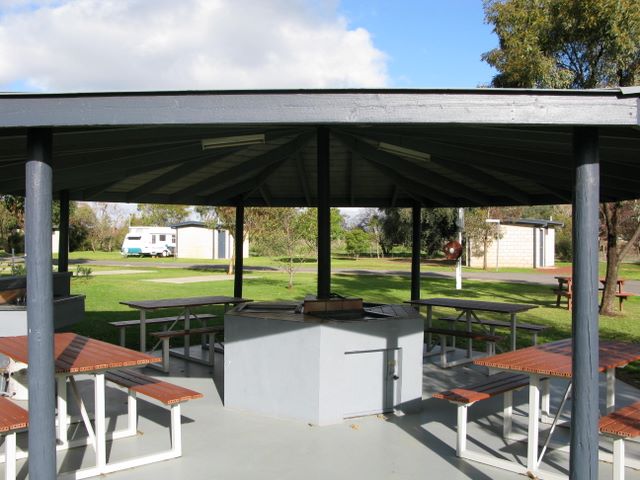 BIG4 Swan Hill - Swan Hill: Camp kitchen and BBQ area
