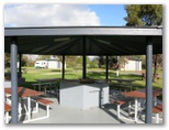 BIG4 Swan Hill - Swan Hill: Camp kitchen and BBQ area