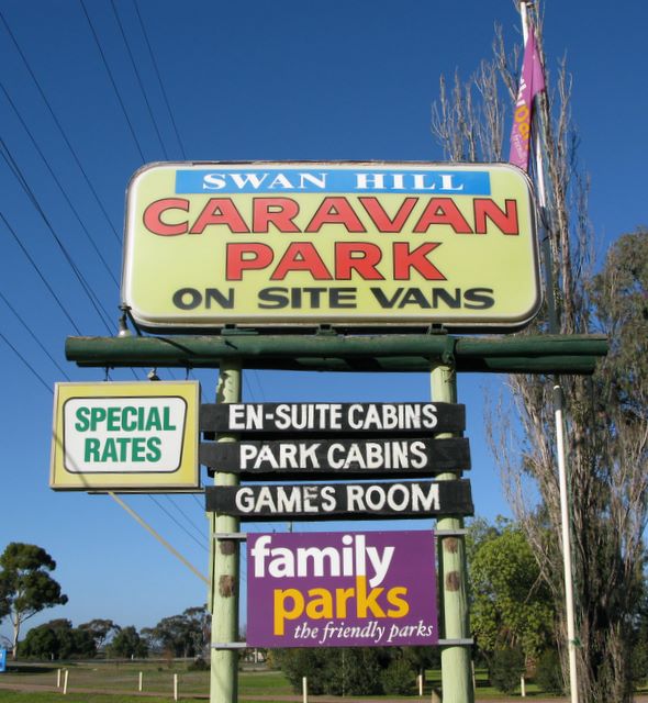 Swan Hill Holiday Park - Swan Hill: Swan Hill Holiday Park welcome sign