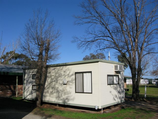 Swan Hill Holiday Park - Swan Hill: Cottage accommodation ideal for families, couples and singles