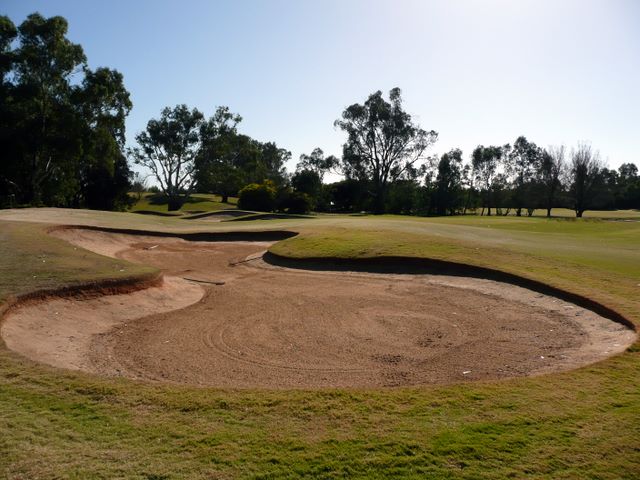 Murray Downs Golf & Country Club - Swan Hill: Bunkers to the left of Hole 5