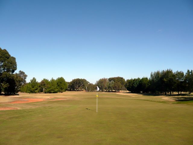Murray Downs Golf & Country Club - Swan Hill: Green on Hole 9 looking back along fairway