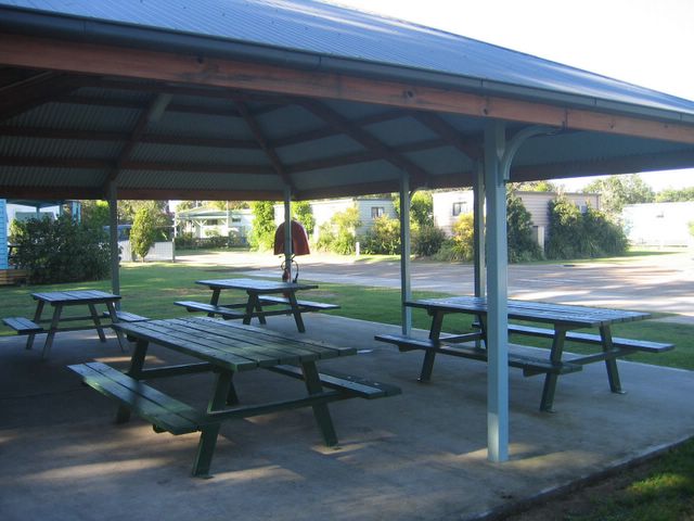 NRMA Sydney Lakeside Holiday Park - Narrabeen: BBQ and outdoor dining area