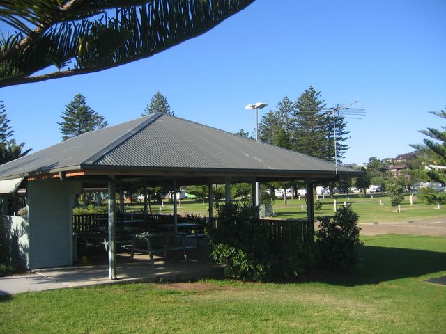 NRMA Sydney Lakeside Holiday Park - Narrabeen: Camp Kitchen and BBQ area