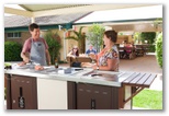 NRMA Sydney Gateway Holiday Park - Parklea Sydney: Camp kitchen and BBQ area