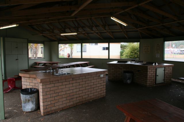 Lake Tabourie Tourist Park - Tabourie Lake: Older camp kitchen for use by the Bungalow residents only (suit school and church groups)