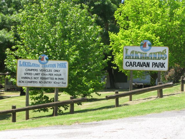 Tallangatta Lakelands Caravan Park - Tallangatta: Lakelands Caravan Park welcome sign