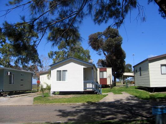 City Lights Caravan Park - Tamworth: Cottage accommodation, ideal for families, couples and singles
