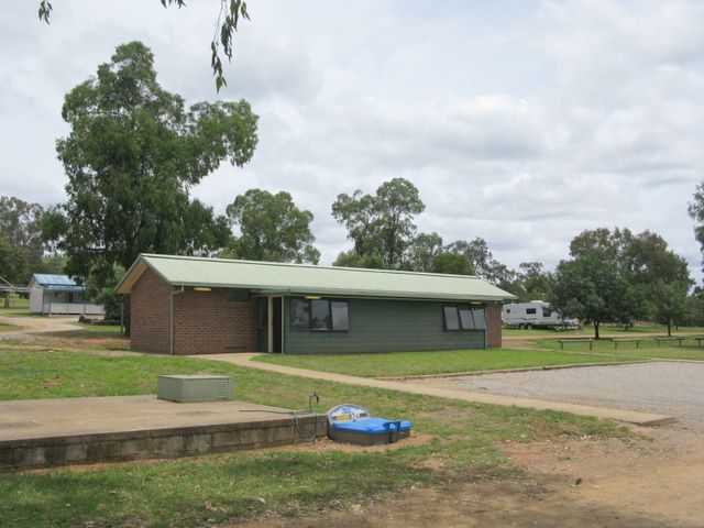 Lake Keepit State Park - Tamworth: Amenities block and laundry