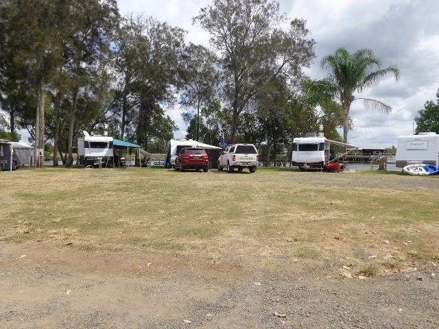 Dawson River Tourist Park - Taree: powered sites by the river