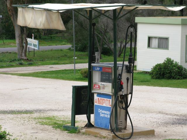 Golden Triangle Caravan Park - Tarnagulla: Petrol pump within park
