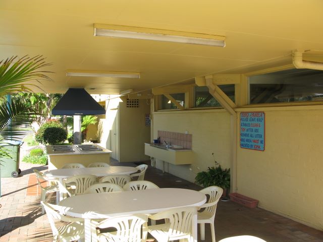 Seabreeze Holiday Park - Tathra Beach: Camp kitchen and BBQ area