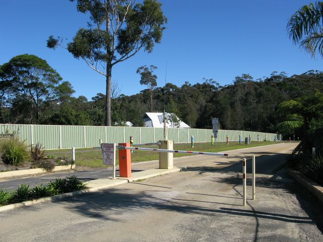 Countryside Caravan Park - Tathra: Secure entrance and exit