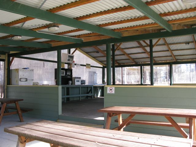 Countryside Caravan Park - Tathra: Camp kitchen and BBQ area