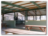 Countryside Caravan Park - Tathra: Camp kitchen and BBQ area