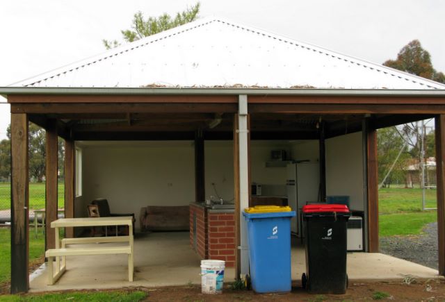Tatura Caravan Park - Tatura: Camp kitchen and BBQ area