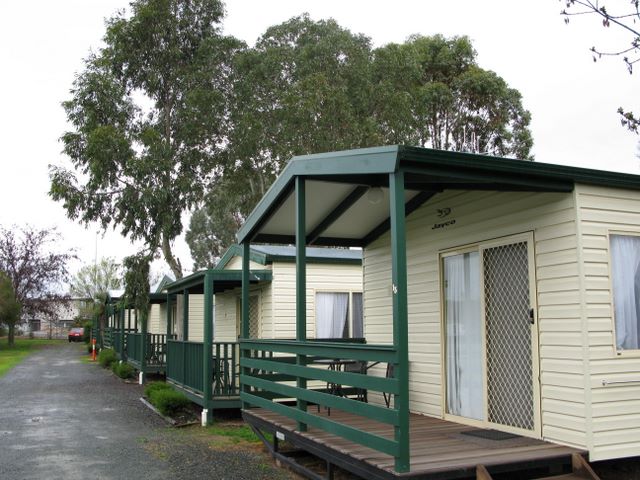 Tatura Caravan Park - Tatura: Cottage accommodation ideal for families, couples and singles
