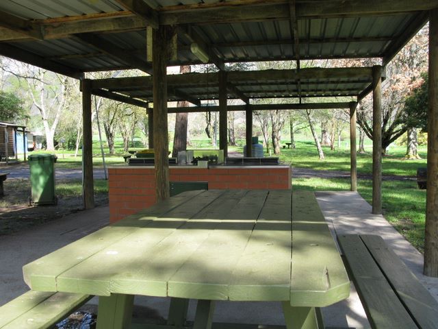Tawonga Caravan Park - Tawonga: Interior of sheltered BBQ area