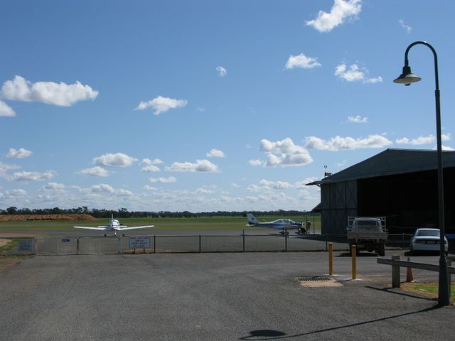 Temora Airfield Tourist Park - Temora: Temora airfield
