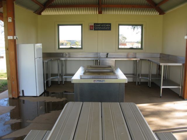 Temora Airfield Tourist Park - Temora: Interior of camp kitchen