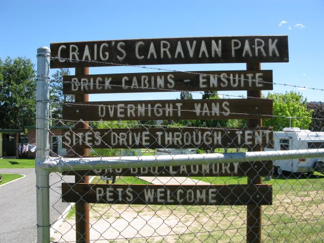 Craigs Caravan Park - Tenterfield: Craigs Caravan Park welcome sign side street entrance.