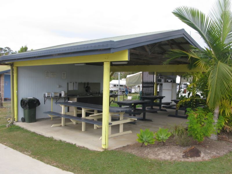 Tin Can Bay Tourist Park - Tin Can Bay: Camp kitchen and BBQ area